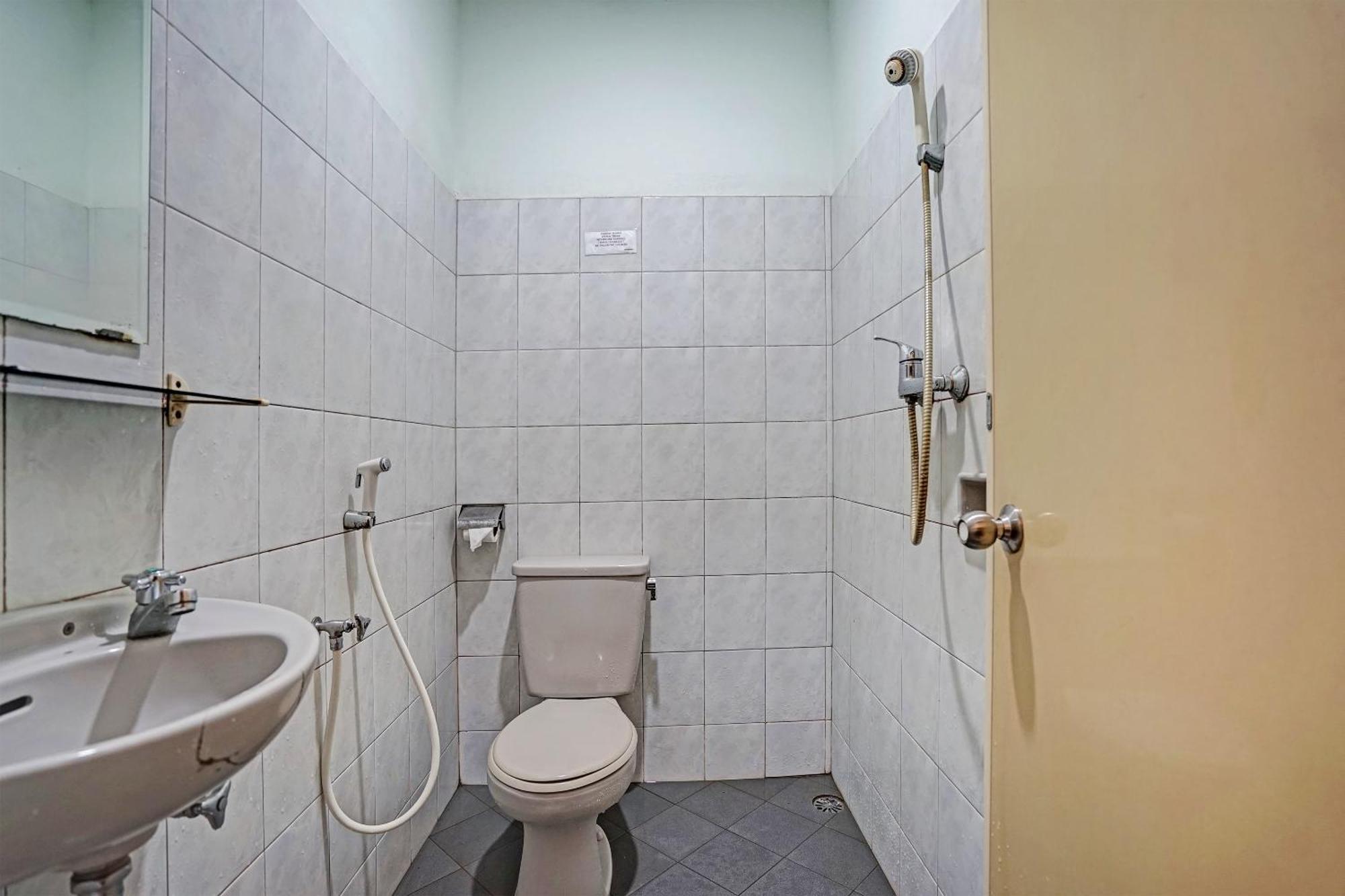 Super Oyo 91805 Hotel Wisma Bari Palembang Exterior photo